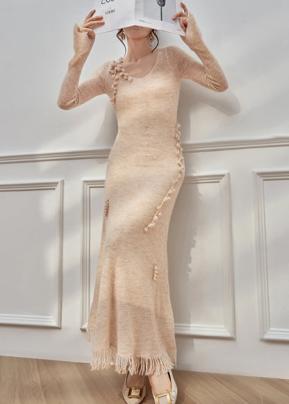 Aprikosenfarbenes, asymmetrisches, hochtailliertes Strickkleid mit V-Ausschnitt für den Winter