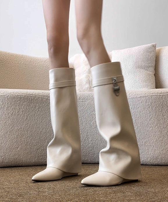 Stiefeletten aus aprikosenfarbenem Rindsleder mit Keilabsatz und spitzer Zehenpartie