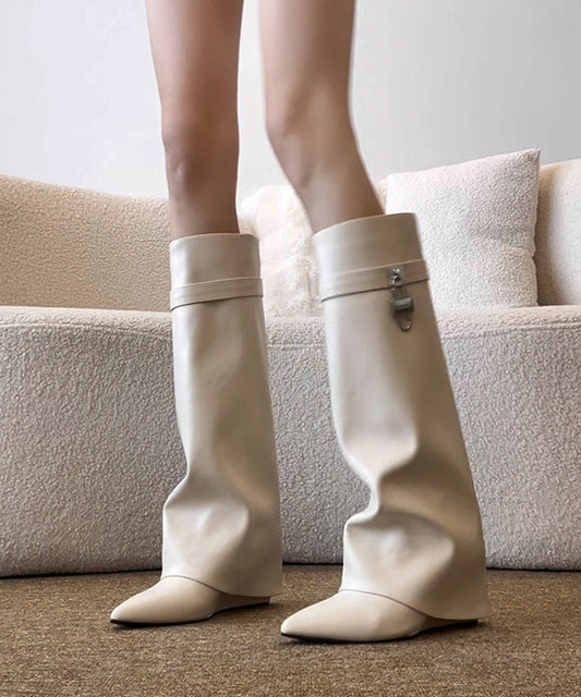 Stiefeletten aus aprikosenfarbenem Rindsleder mit Keilabsatz und spitzer Zehenpartie