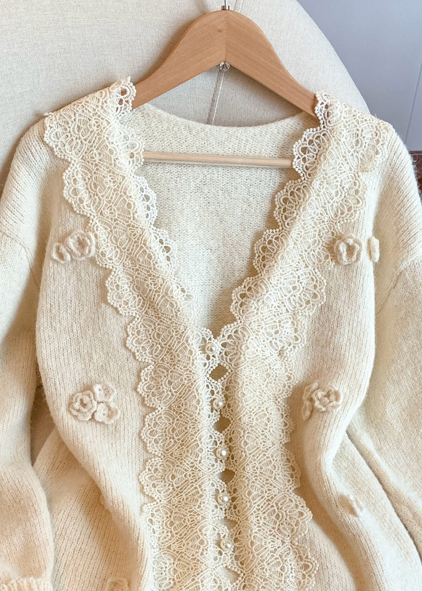 Aprikosenfarbener Wintermantel aus Strick mit Blumenmuster, Knopfleiste und V-Ausschnitt