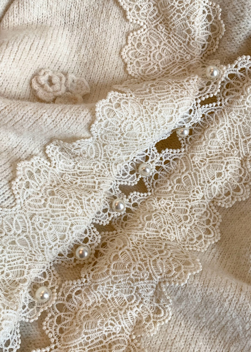 Aprikosenfarbener Wintermantel aus Strick mit Blumenmuster, Knopfleiste und V-Ausschnitt