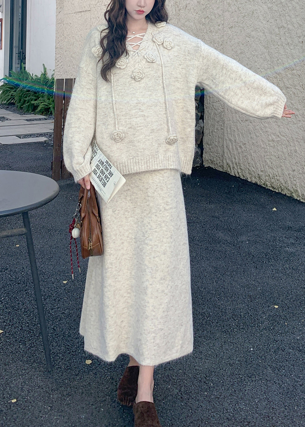 Conjunto de dos piezas de invierno de punto acogedor con cordones color albaricoque y cuello en V