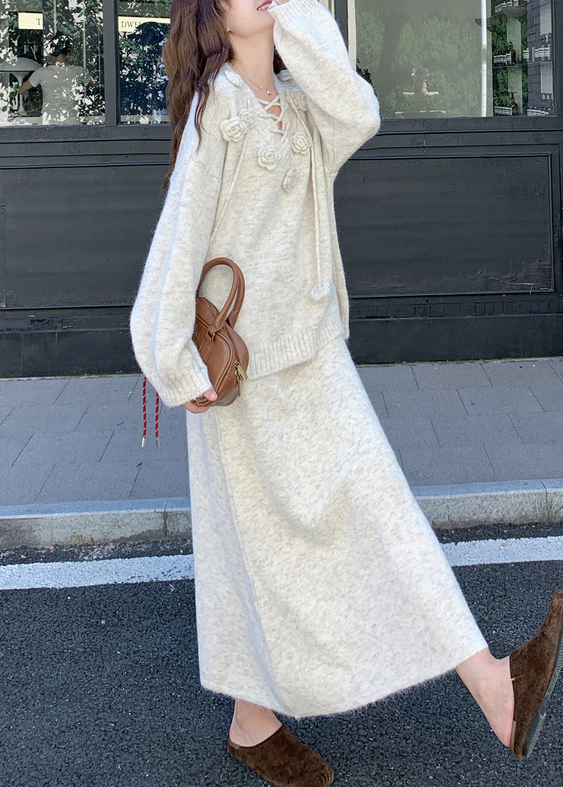 Conjunto de dos piezas de invierno de punto acogedor con cordones color albaricoque y cuello en V