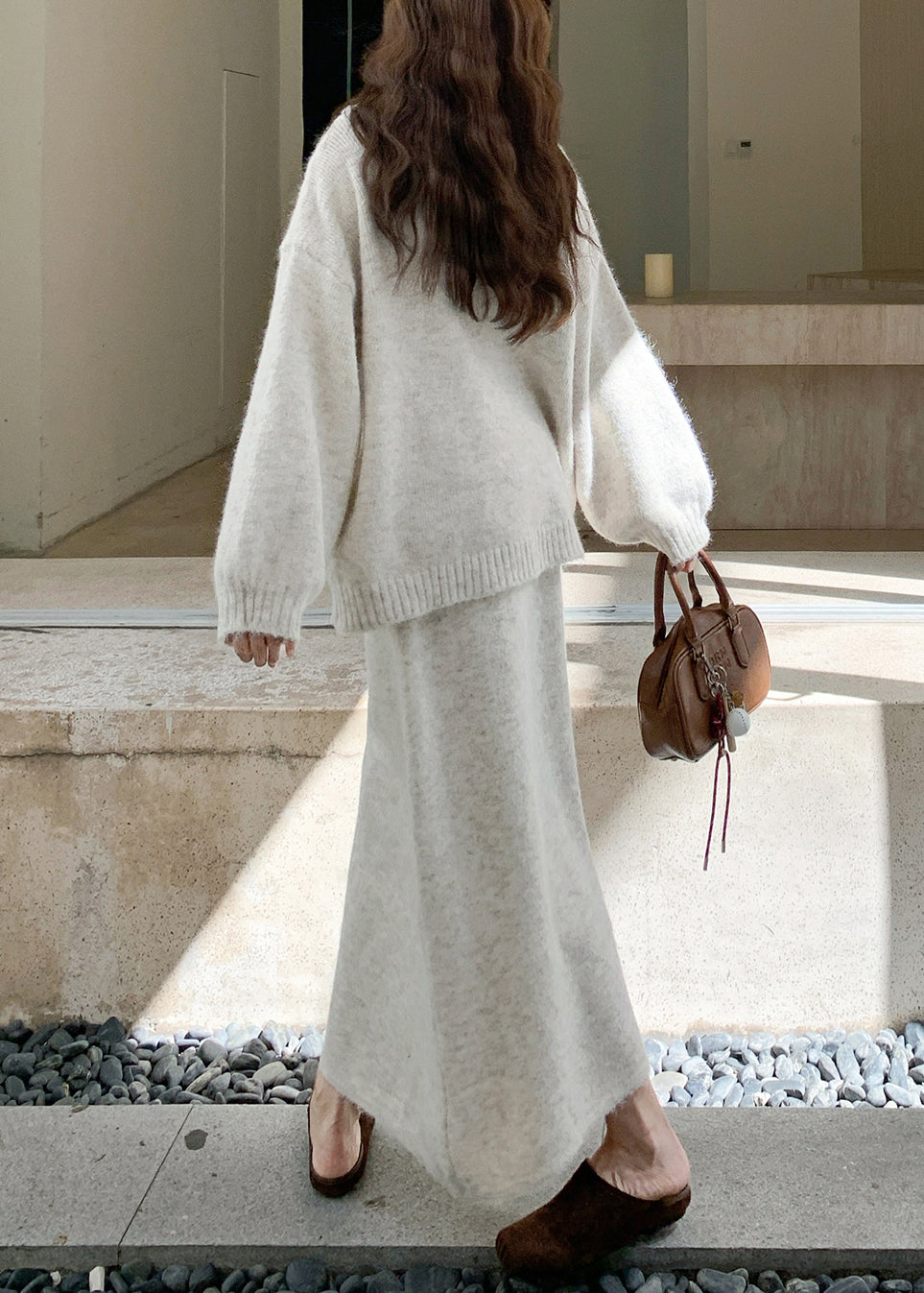 Conjunto de dos piezas de invierno de punto acogedor con cordones color albaricoque y cuello en V