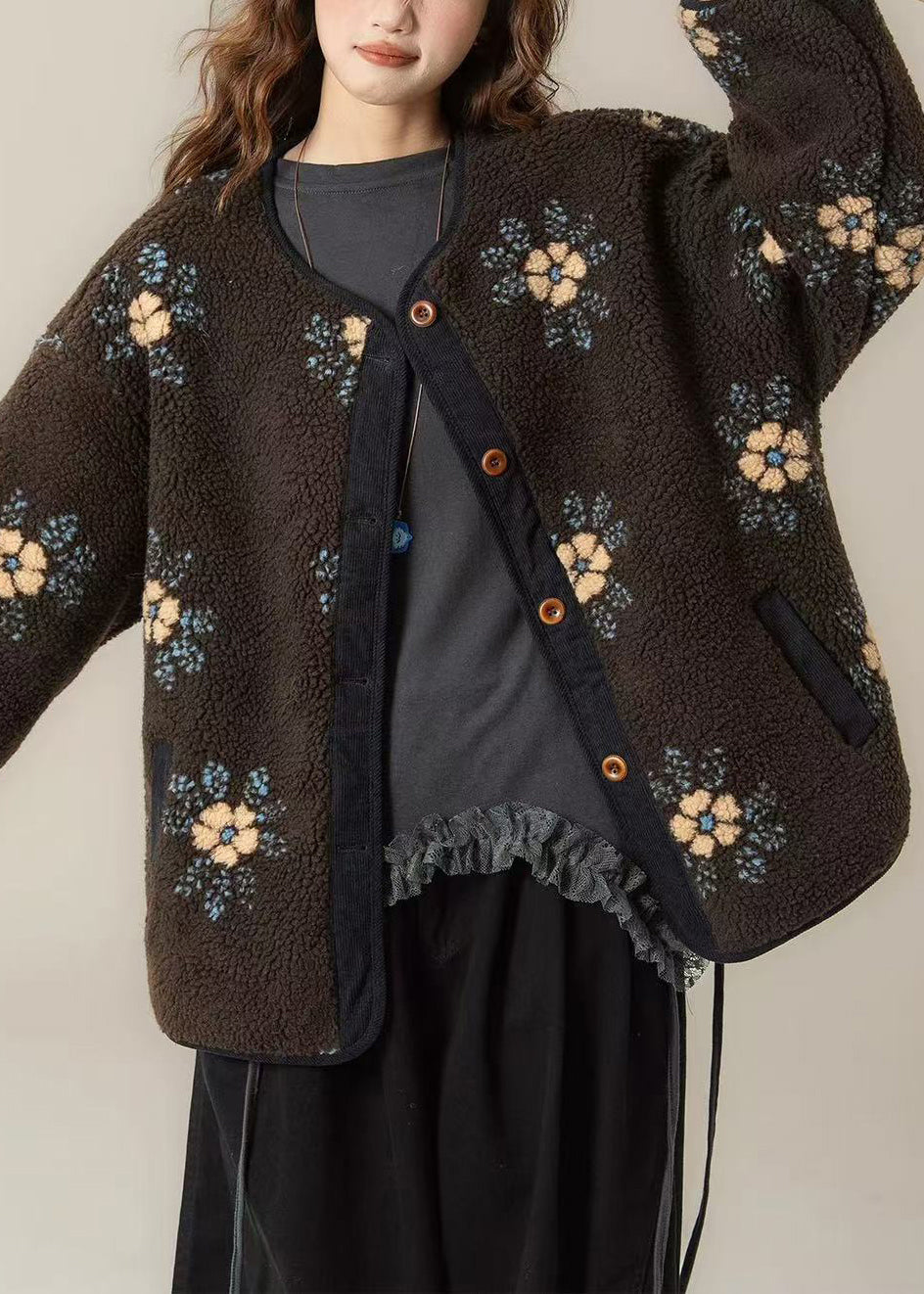 Conjunto de dos piezas con cuello redondo, abrigo con bolsillos color albaricoque y camiseta amarilla con patchwork esponjoso