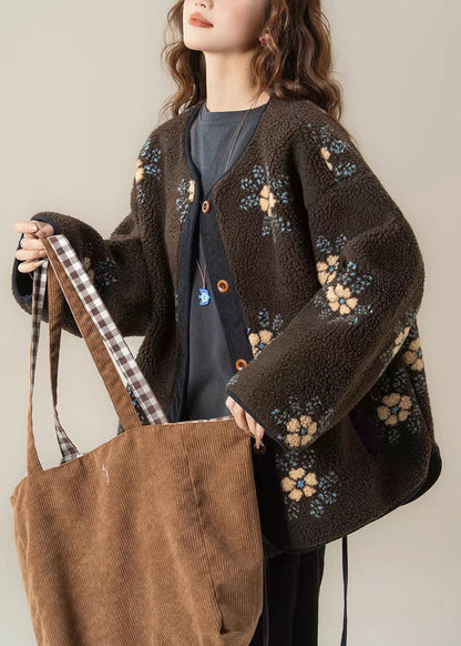 Conjunto de dos piezas con cuello redondo, abrigo con bolsillos color albaricoque y camiseta amarilla con patchwork esponjoso