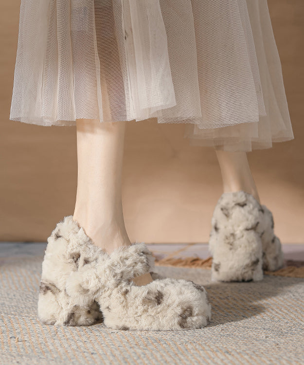 Aprikosenfarbene, klobige High Heels mit Schnallenriemen aus Kunstpelz