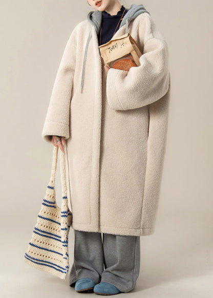 Aprikosenfarbene, lange Mäntel mit Kapuze, Patchwork-Design, Teddyfell und Reißverschlusstaschen aus Kunstpelz.