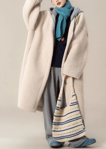 Aprikosenfarbene, lange Mäntel mit Kapuze, Patchwork-Design, Teddyfell und Reißverschlusstaschen aus Kunstpelz.