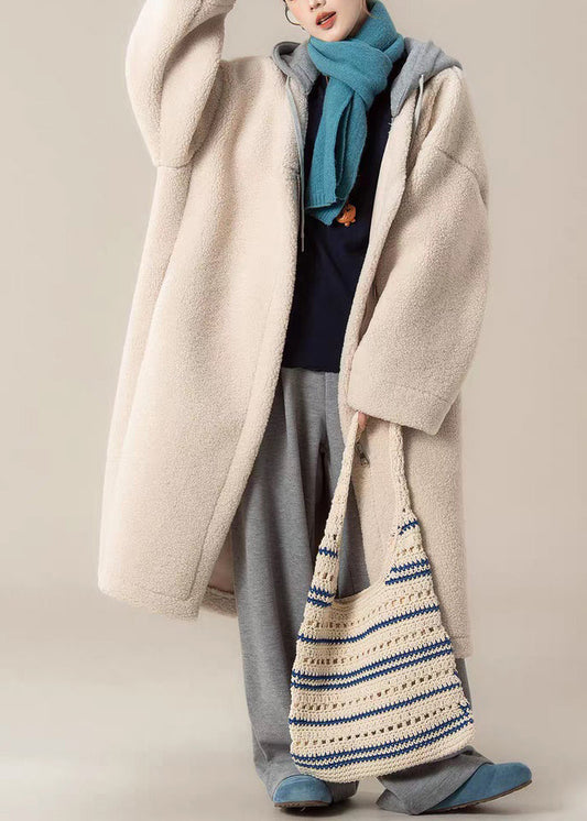 Aprikosenfarbene, lange Mäntel mit Kapuze, Patchwork-Design, Teddyfell und Reißverschlusstaschen aus Kunstpelz.