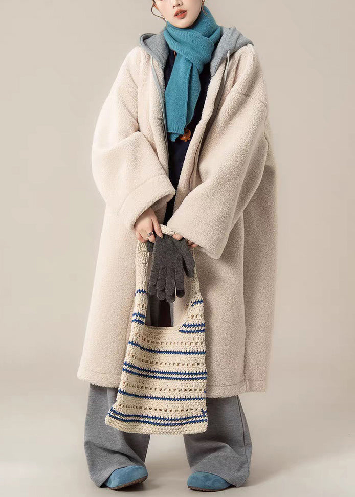 Aprikosenfarbene, lange Mäntel mit Kapuze, Patchwork-Design, Teddyfell und Reißverschlusstaschen aus Kunstpelz.