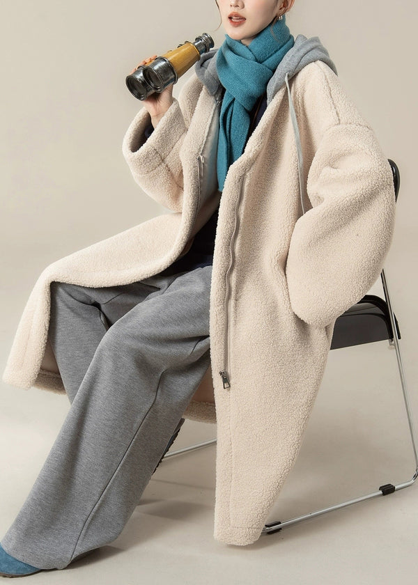 Aprikosenfarbene, lange Mäntel mit Kapuze, Patchwork-Design, Teddyfell und Reißverschlusstaschen aus Kunstpelz.