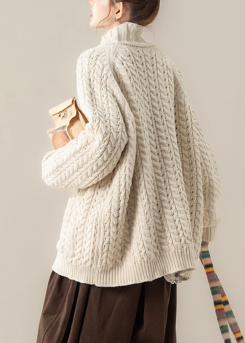 Gemütliche, beige Strickmäntel mit Knopftaschen für den Winter