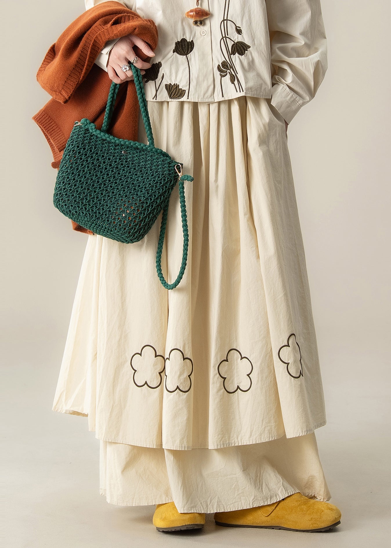 Falda de algodón con dobladillo grande extra grande y bordado floral beige Art Primavera