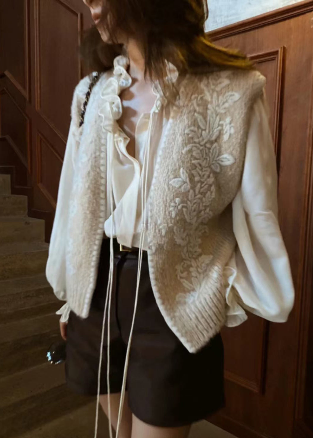 Zweiteiliges Strickset aus besticktem Rüschenstrick in Beige, Damenbekleidung für den Frühling