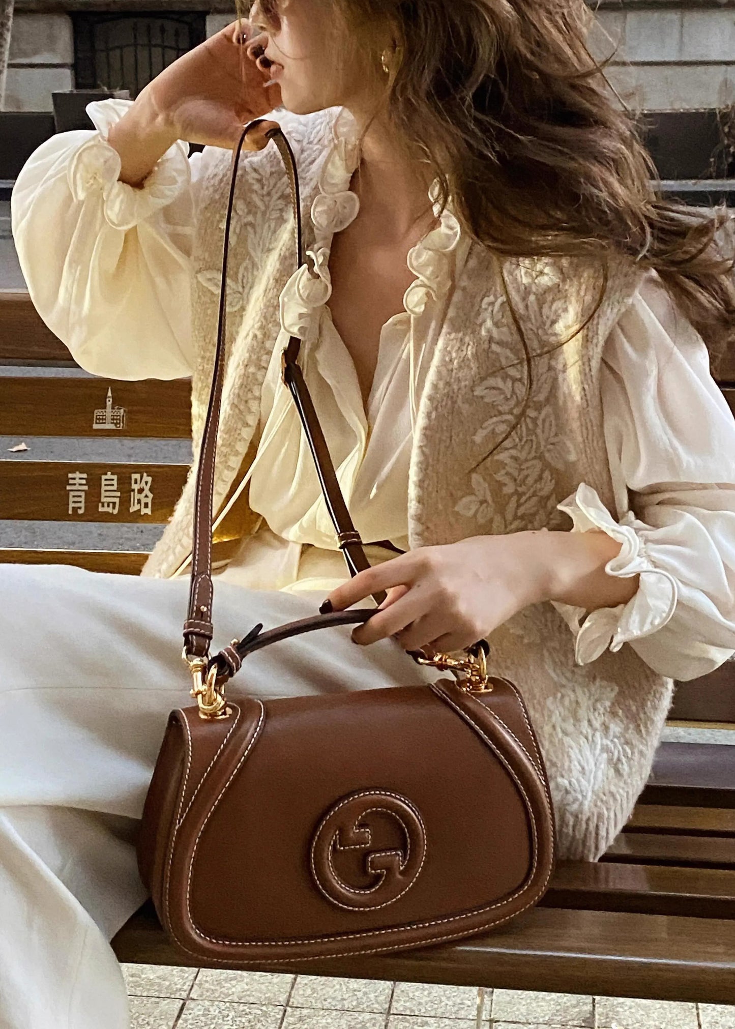 Zweiteiliges Strickset aus besticktem Rüschenstrick in Beige, Damenbekleidung für den Frühling