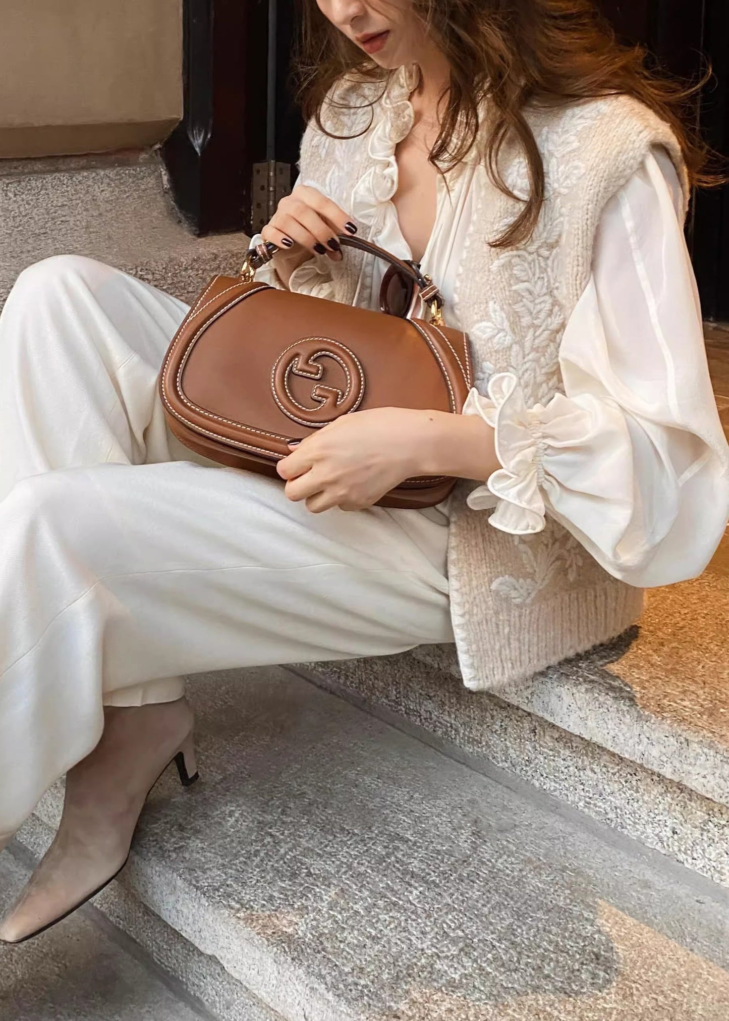 Zweiteiliges Strickset aus besticktem Rüschenstrick in Beige, Damenbekleidung für den Frühling