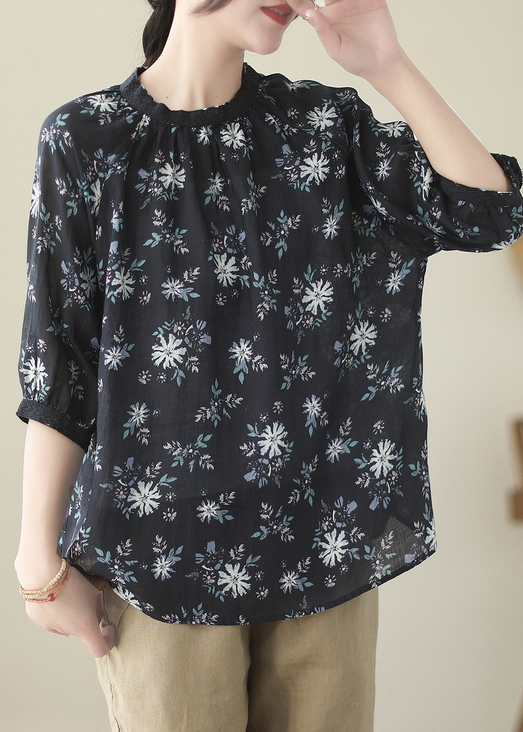 Camisa de ramio arrugada con estampado artístico negro de verano