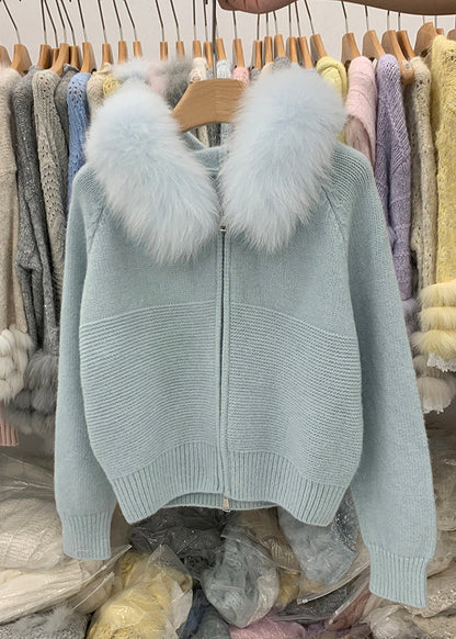 Abrigo de punto con capucha y cuello de zorro en azul artístico para invierno