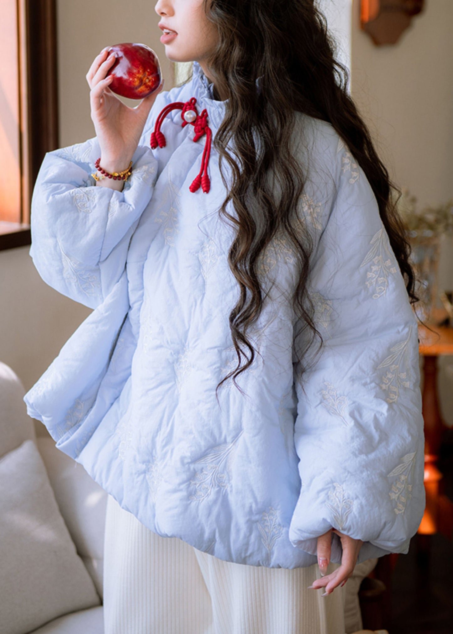 Parkas de invierno con botones bordados y volantes de algodón en azul marino