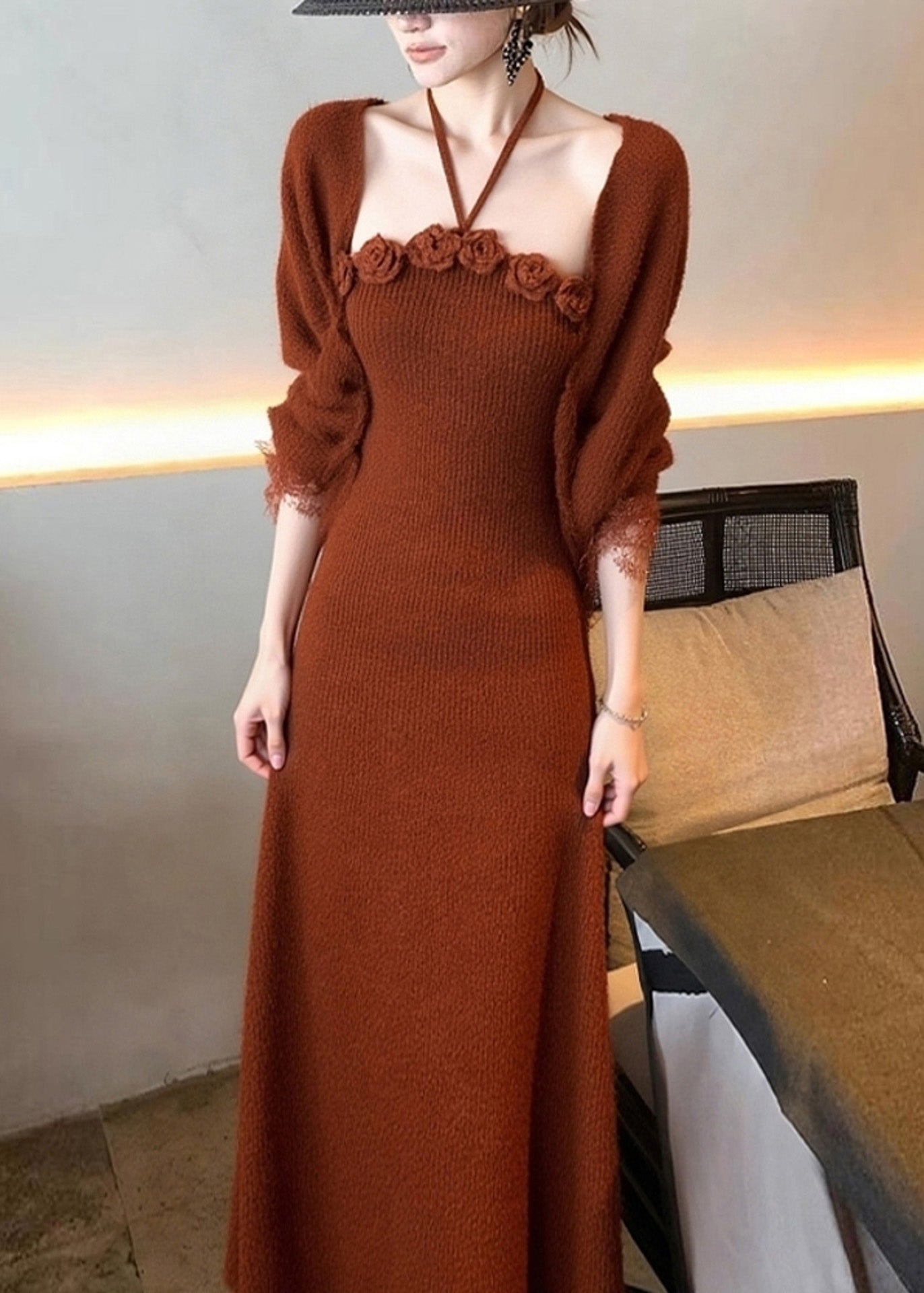 Zweiteiliges Set aus ziegelrotem Baumwollstrick-Cardigan mit Blumenmuster und langem Kleid für den Frühling