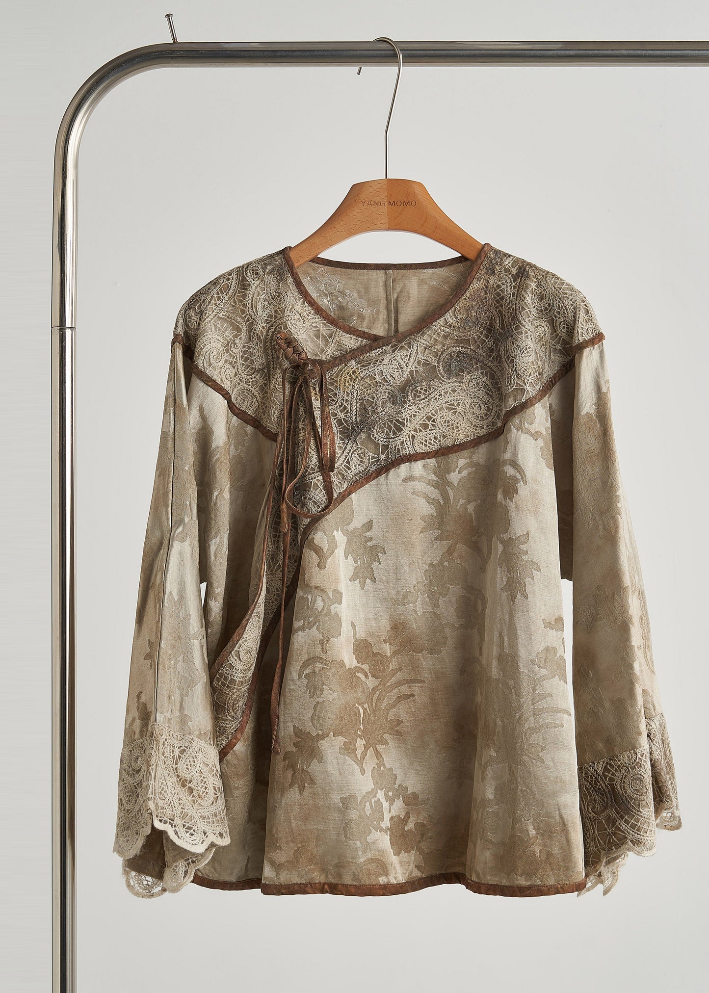 Tops orientales de encaje con patchwork y estampado marrón artístico para primavera