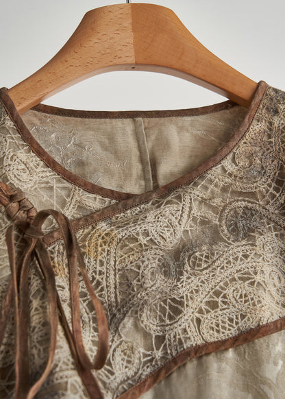 Tops orientales de encaje con patchwork y estampado marrón artístico para primavera