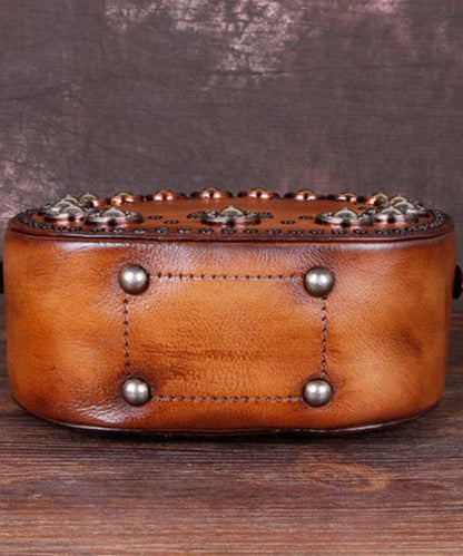 Art Satchel-Handtasche aus Kalbsleder mit Nieten in Braun