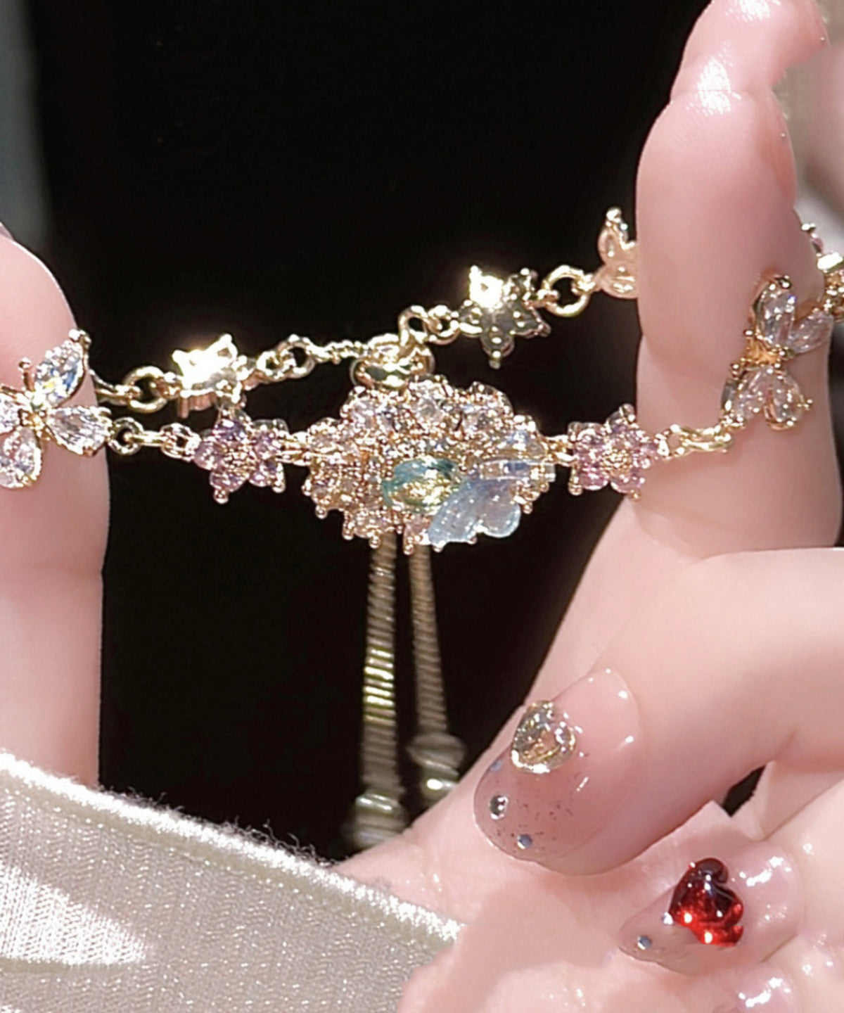 Pulsera con dije floral de mariposa y circonitas de cristal con bloques de color artísticos