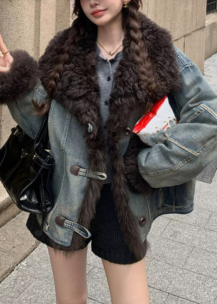 Winterjacke aus Denim, blauem Pelzkragen, Taschen und Patchwork-Design.