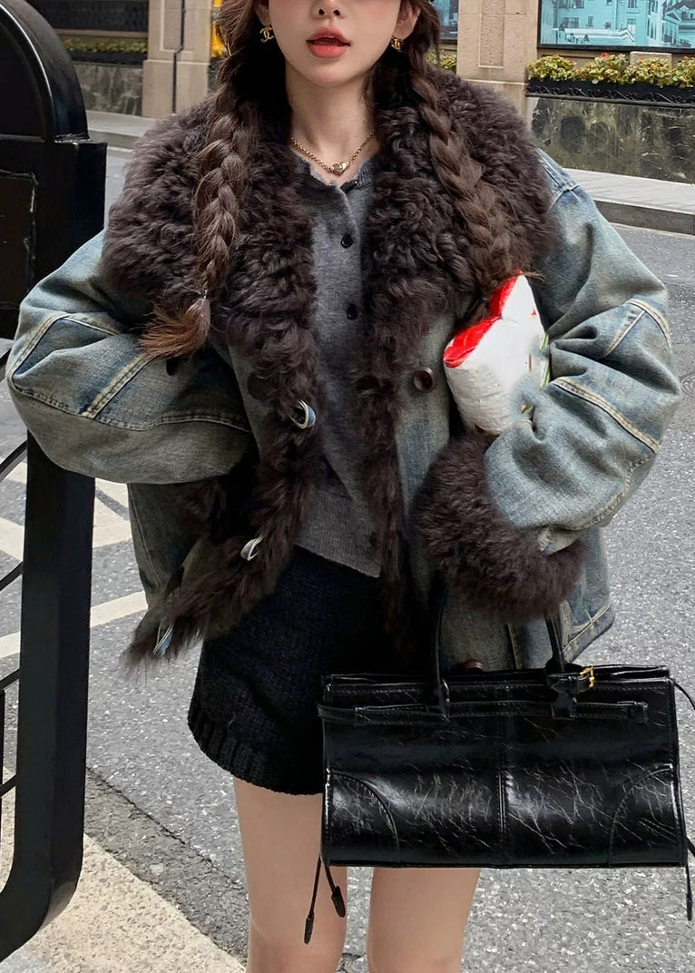 Winterjacke aus Denim, blauem Pelzkragen, Taschen und Patchwork-Design.