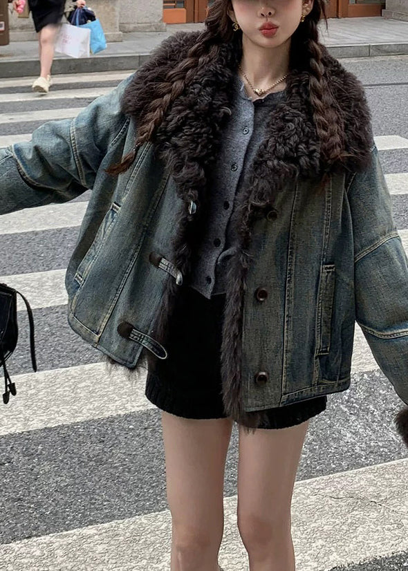 Winterjacke aus Denim, blauem Pelzkragen, Taschen und Patchwork-Design.