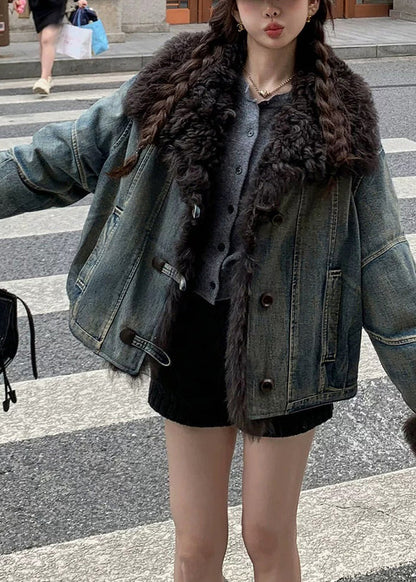 Winterjacke aus Denim, blauem Pelzkragen, Taschen und Patchwork-Design.