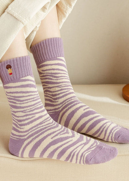 Wadenlange Socken aus Baumwolle mit Kunststickereien