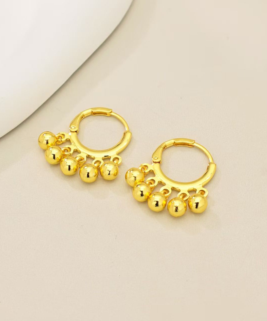 Pendientes de aro con borlas y bolas doradas de cobre