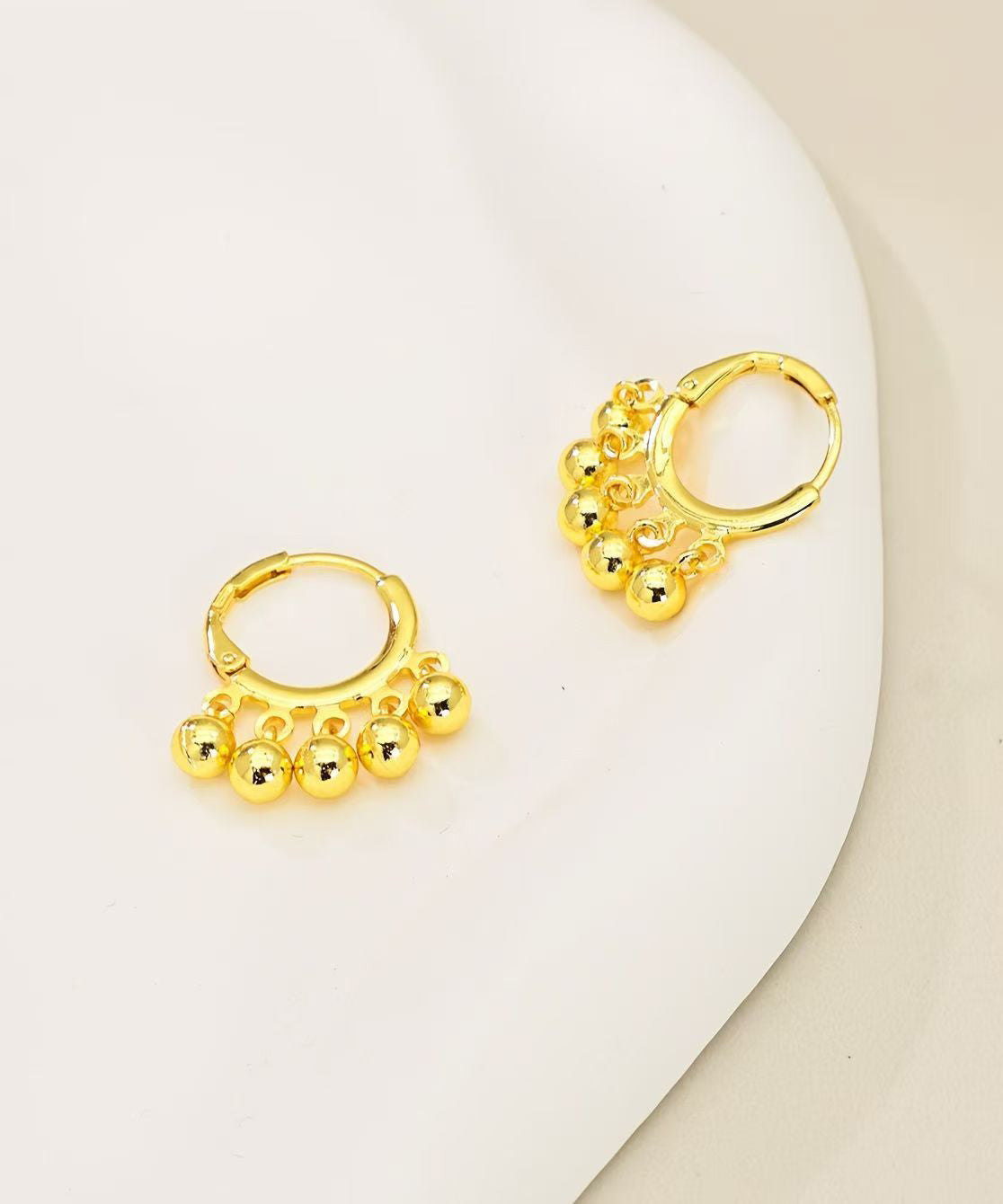 Pendientes de aro con borlas y bolas doradas de cobre