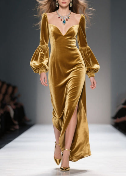 Vestido largo de terciopelo de seda con abertura lateral y bustier dorado con mangas farol