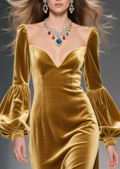 Vestido largo de terciopelo de seda con abertura lateral y bustier dorado con mangas farol