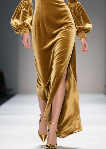 Vestido largo de terciopelo de seda con abertura lateral y bustier dorado con mangas farol