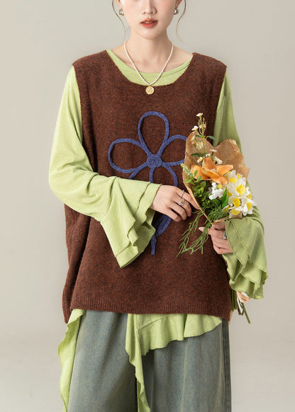 Conjunto de dos piezas de camiseta asimétrica verde arte y chaleco de punto color café con mangas acampanadas