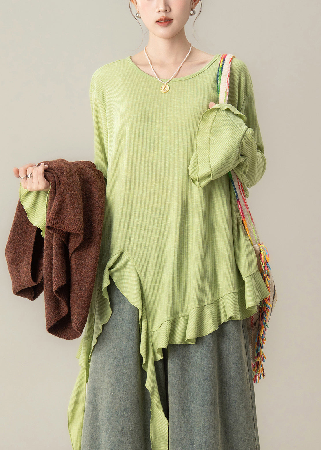 Conjunto de dos piezas de camiseta asimétrica verde arte y chaleco de punto color café con mangas acampanadas