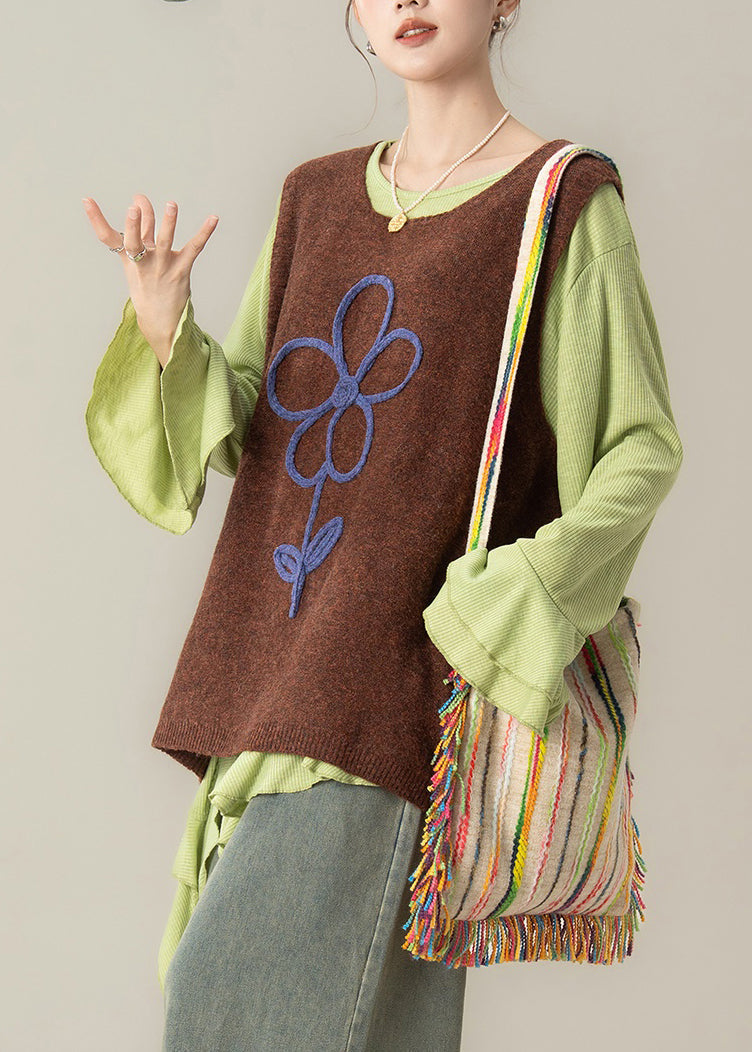 Conjunto de dos piezas de camiseta asimétrica verde arte y chaleco de punto color café con mangas acampanadas