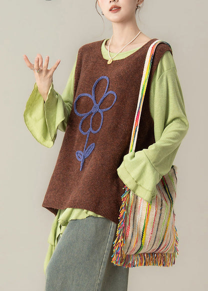 Conjunto de dos piezas de camiseta asimétrica verde arte y chaleco de punto color café con mangas acampanadas