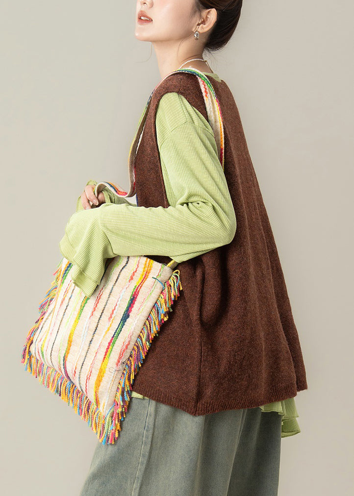 Conjunto de dos piezas de camiseta asimétrica verde arte y chaleco de punto color café con mangas acampanadas