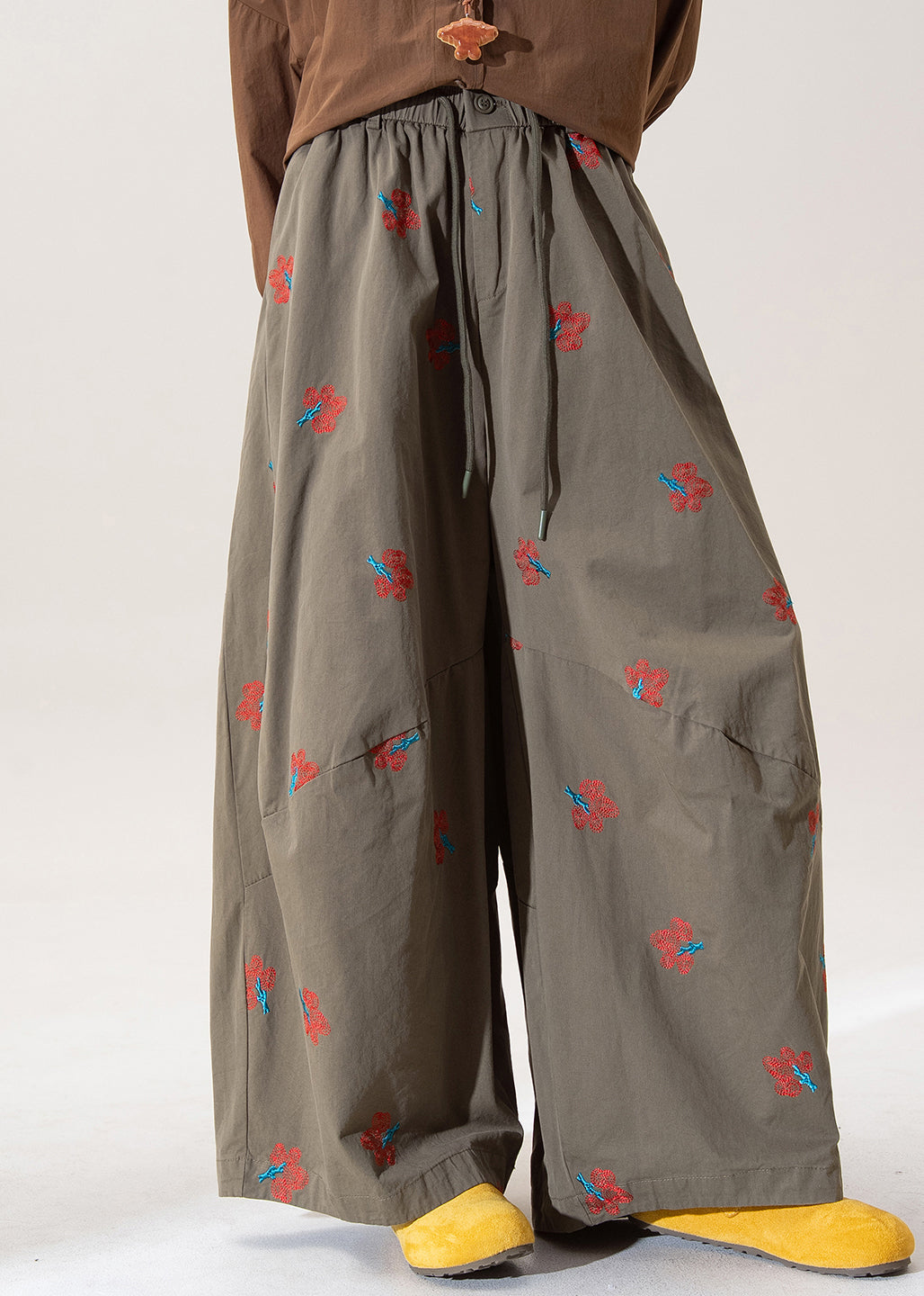 Pantalones anchos de algodón con cintura elástica y bordado verde artístico para primavera.