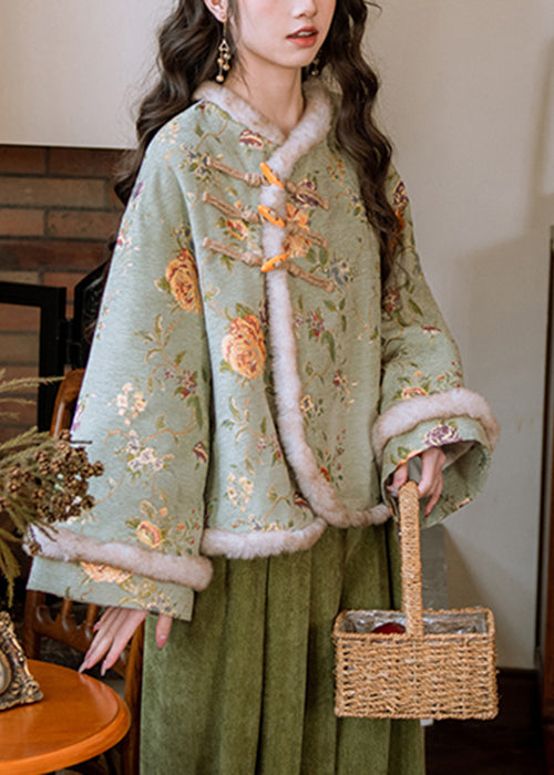 Parka polar cálida con patchwork de botones y cuello de piel verde arte