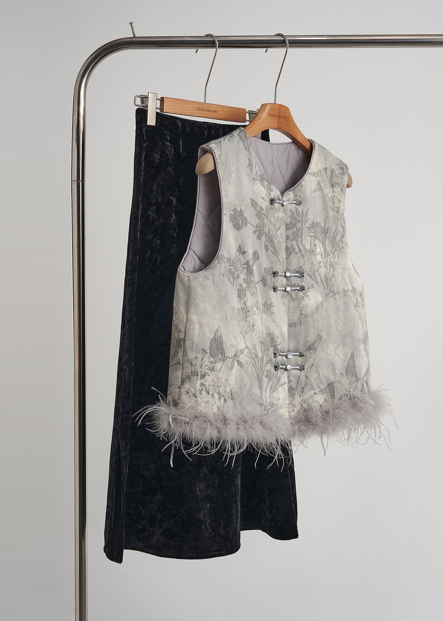 Chalecos gruesos de plumas con estampado de patchwork en gris artístico para invierno