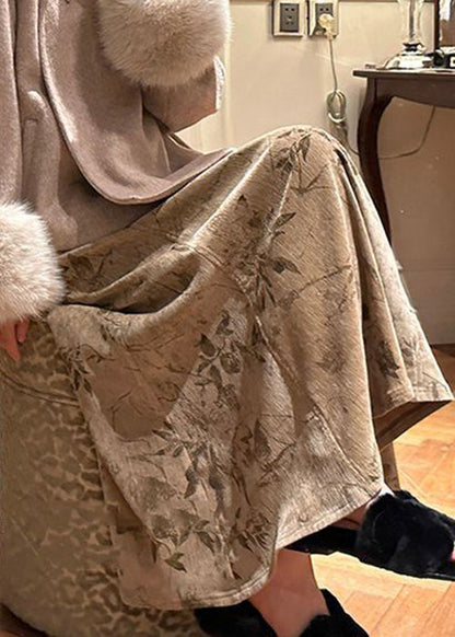 Khakifarbene, hochtaillierte Seidensamtröcke mit Kunstmuster für den Frühling