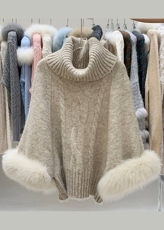 Khakifarbener Rollkragenpullover mit abnehmbaren Bündchen und Fuchspelzbesatz, Winterpullover