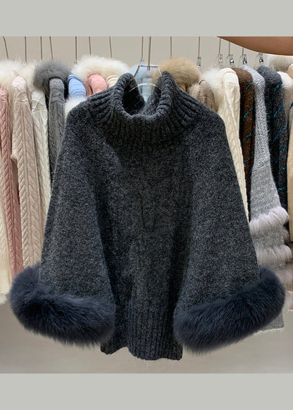 Khakifarbener Rollkragenpullover mit abnehmbaren Bündchen und Fuchspelzbesatz, Winterpullover